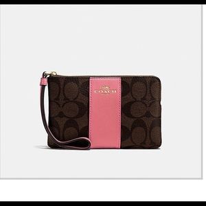 💯 Corner Zip Wristlet In Signature Canvas 💯